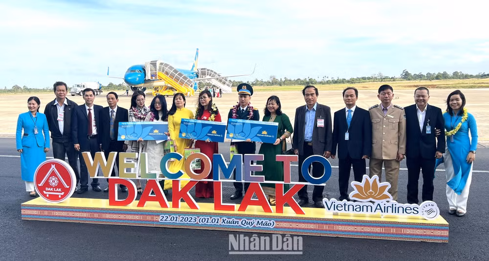 Lãnh đạo Sở Văn hóa, Thể thao và Du lịch, Hiệp hội Du lịch tỉnh Đắk Lắk cùng đại diện các đơn vị liên quan ra tận sân bay đón đoàn du khách đầu tiên đến với tỉnh.