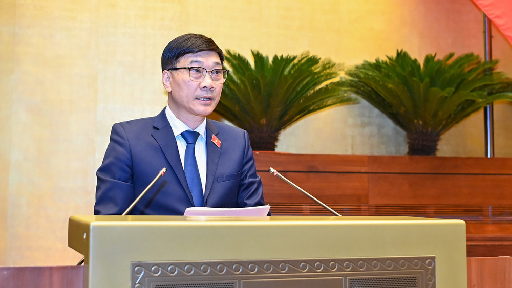Ủy viên Ủy ban Thường vụ Quốc hội, Chủ nhiệm Ủy ban Kinh tế của Quốc hội Vũ Hồng Thanh trình bày Báo cáo giải trình, tiếp thu, chỉnh lý dự thảo Luật Đất đai (sửa đổi). (Ảnh: DUY LINH) 