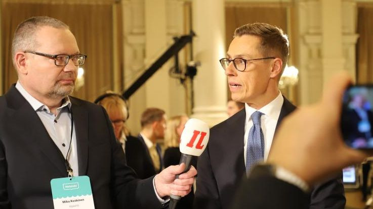Ông Alexander Stubb (bên phải) trong một cuộc phỏng vấn tại Helsinki, Phần Lan, ngày 11/2/2024. (Ảnh: Xinhua) 