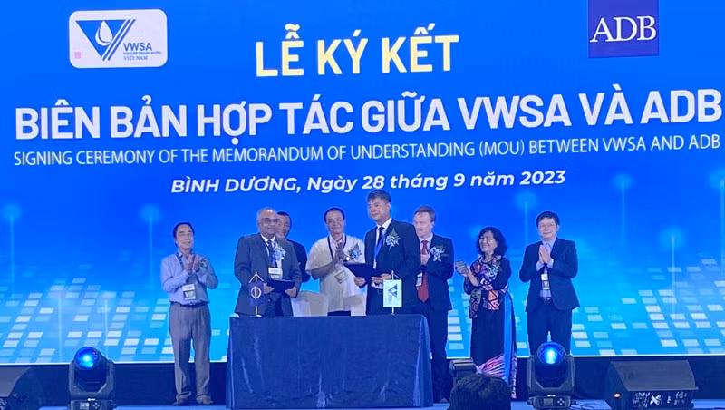 Ông Nguyễn Ngọc Điệp, Chủ tịch Hội Cấp thoát nước Việt Nam và ông Shantanu Chakraborty, Giám đốc quốc gia ADB tại Việt Nam trao biên bản ghi nhớ. (Ảnh: ADB)