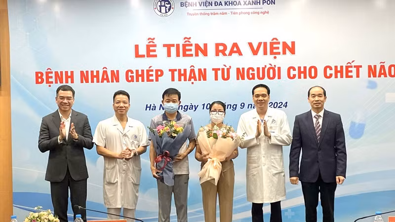 Đại diện Bộ Y tế, Sở Y tế Hà Nội và Bệnh viện đa khoa Xanh Pôn chúc mừng hai bệnh nhân được ghép thận.