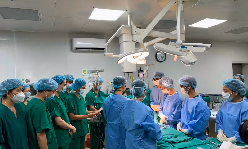 Các bác sĩ đang chuẩn bị thực hiện ca phẫu thuật lấy tạng từ người cho chết não hiến tặng.