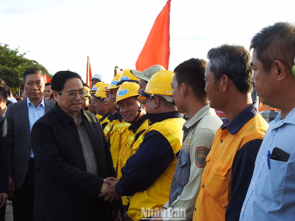 Thủ tướng Chính phủ Phạm Minh Chính cùng Đoàn công tác và lãnh đạo các Bộ, ngành Trung ương và tỉnh Ninh Thuận thăm hỏi đội ngũ kỹ sư, cán bộ, nhân viên thi công dự án.