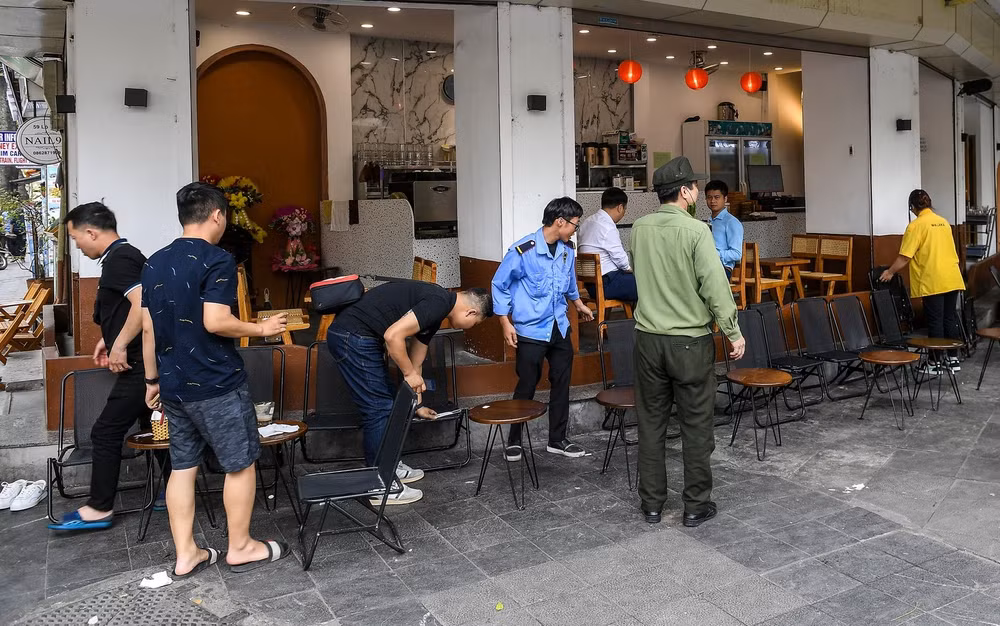 Với nòng cốt là lực lượng công an, Hà Nội đã lên kế hoạch tổng kiểm tra, xử lý nghiêm các hành vi vi phạm trật tự đô thị trên địa bàn. (Ảnh: THÀNH ĐẠT) Với nòng cốt là lực lượng công an, Hà Nội đã lên kế hoạch tổng kiểm tra, xử lý nghiêm các hành vi vi phạm trật tự đô thị trên địa bàn. (Ảnh: THÀNH ĐẠT)