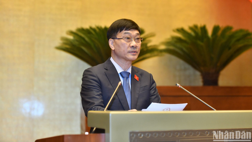 Ủy viên Ủy ban Thường vụ Quốc hội, Chủ nhiệm Ủy ban Kinh tế của Quốc hội Vũ Hồng Thanh trình bày Báo cáo giải trình, tiếp thu, chỉnh lý dự thảo Luật Đất đai (sửa đổi). (Ảnh: ĐĂNG KHOA)