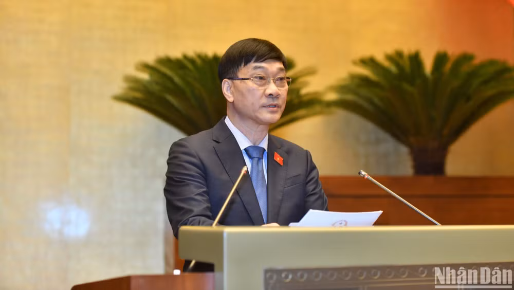 Ủy viên Ủy ban Thường vụ Quốc hội, Chủ nhiệm Ủy ban Kinh tế của Quốc hội Vũ Hồng Thanh trình bày Báo cáo giải trình, tiếp thu, chỉnh lý dự thảo Luật Đất đai (sửa đổi). (Ảnh: ĐĂNG KHOA)