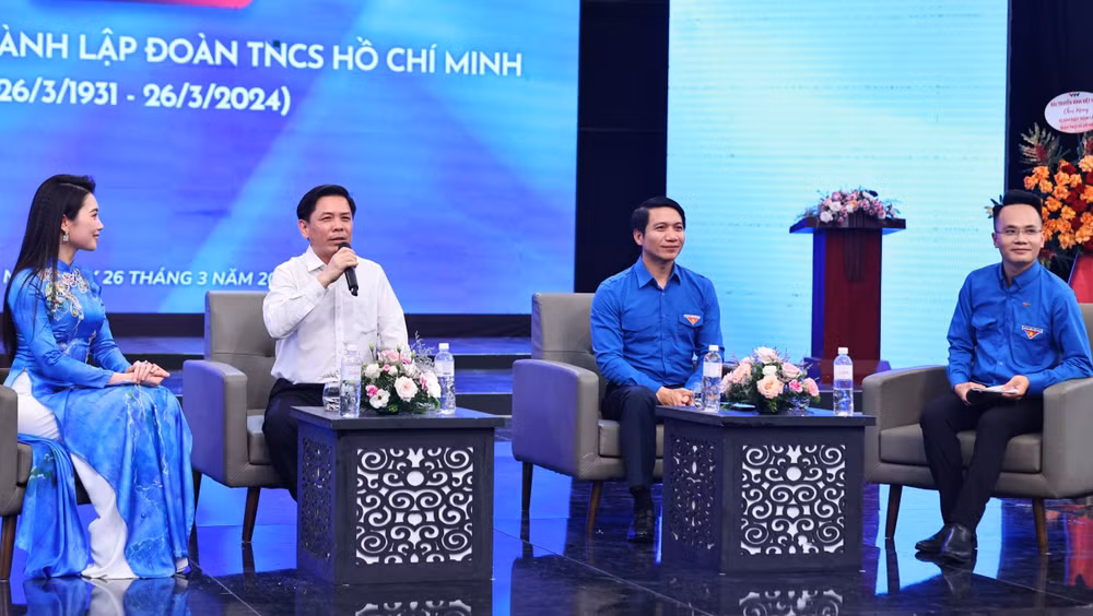 Bí thư Đảng ủy Khối các cơ quan Trung ương Nguyễn Văn Thể đối thoại với cán bộ, đoàn viên, thanh niên tiêu biểu. (Ảnh: TRUNG HƯNG)