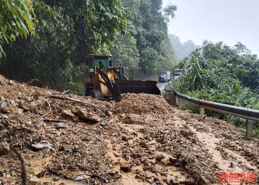 Mưa lớn gây sạt lở đường tỉnh 101 thuộc địa phận xã Tô Múa, huyện Vân Hồ. (Ảnh: VĂN TRUNG)