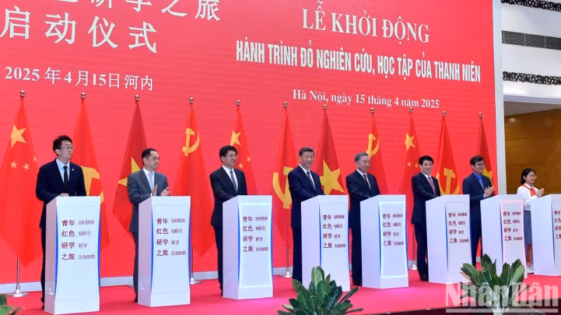 Các đồng chí lãnh đạo hai nước Việt Nam và Trung Quốc và các đại biểu thực hiện nghi thức khởi động Hành trình đỏ: Nghiên cứu, học tập của thanh niên. (Ảnh: ĐĂNG KHOA)