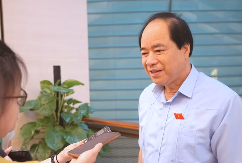 Đại biểu Trương Xuân Cừ (đoàn Hà Nội) trao đổi với phóng viên bên hành lang Quốc hội. (Ảnh: TRUNG HƯNG)