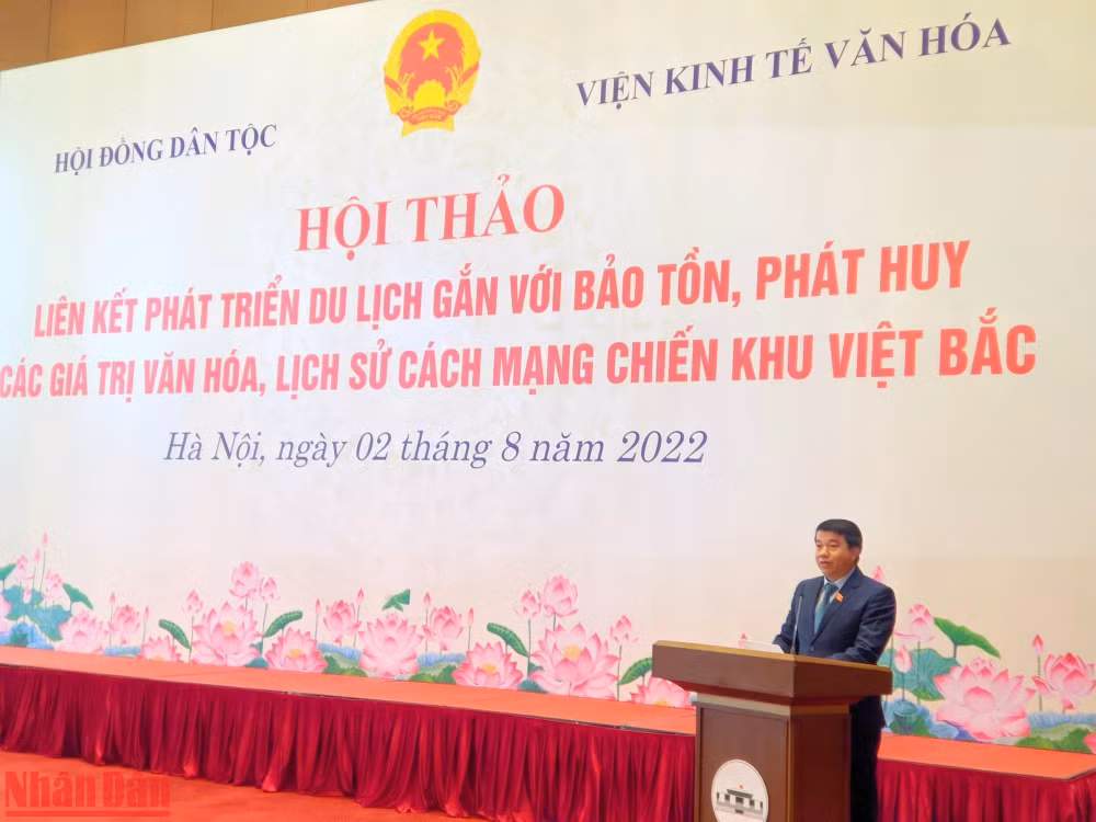 Đồng chí Y Thanh Hà Niê Kđăm, Ủy viên Trung ương Đảng, Chủ tịch Hội đồng Dân tộc của Quốc hội phát biểu khai mạc hội thảo.