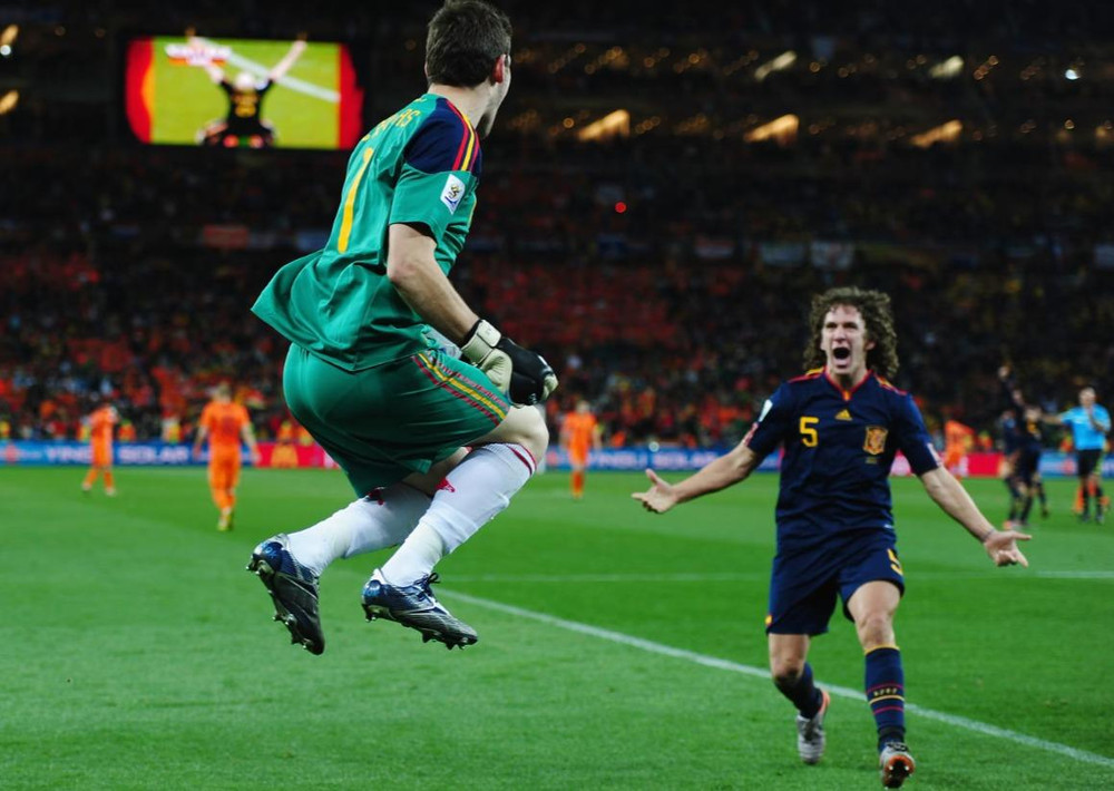 Iker Casillas (bìa trái) và Carles Puyol ăn mừng sau khi Tây Ban Nha giành chiến thắng trận chung kết World Cup tại Nam Phi năm 2010. (Ảnh: FIFA)