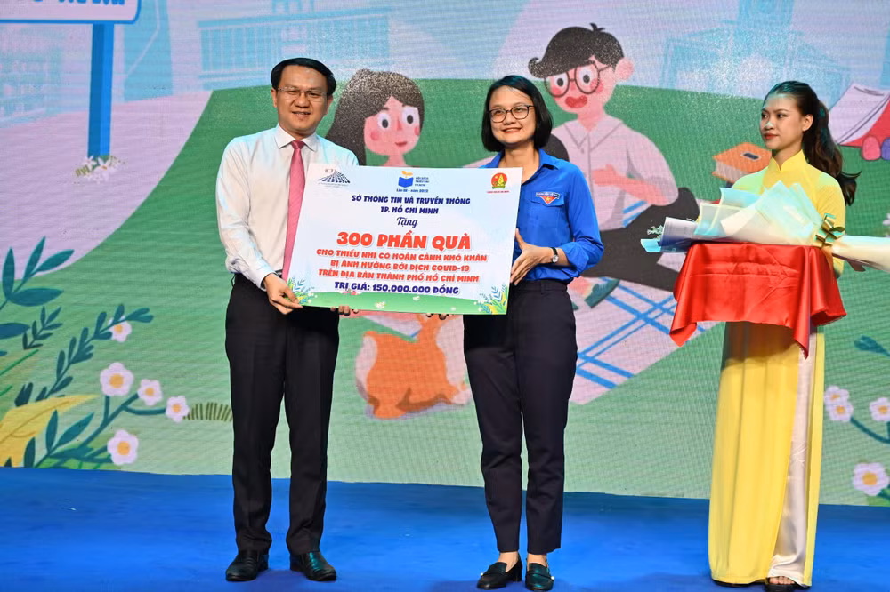 Lãnh đạo Sở Thông tin và Truyền thông TP Hồ Chí Minh trao biểu trưng tặng 300 phần quà cho các em thiếu nhi có hoàn cảnh khó khăn.