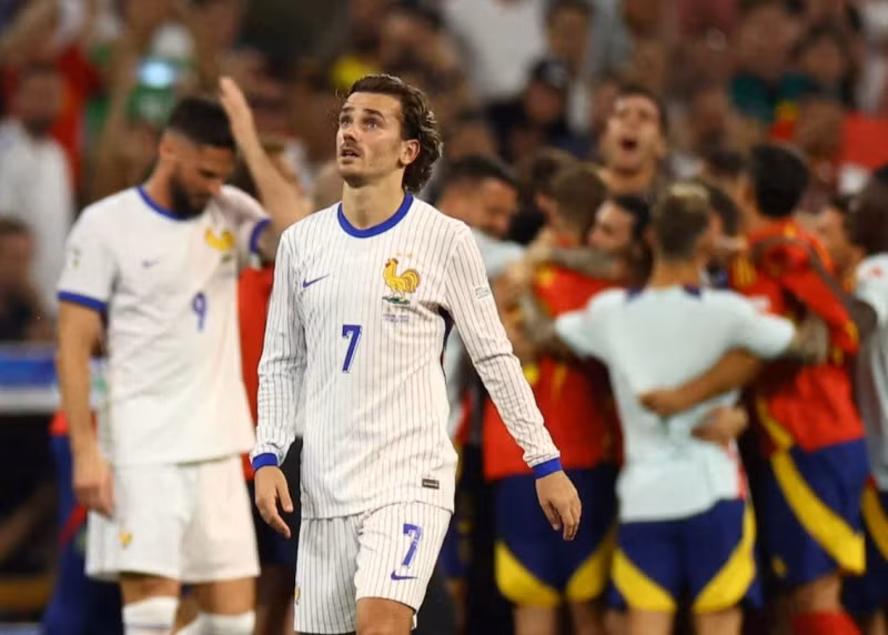 Hai cảm xúc trái ngược của Pháp và Tây Ban Nha trong trận bán kết, song Antoine Griezman và các đồng đội chỉ còn biết tự trách chính mình vì màn trình diễn thiếu thuyết phục. (Ảnh: Reuters)