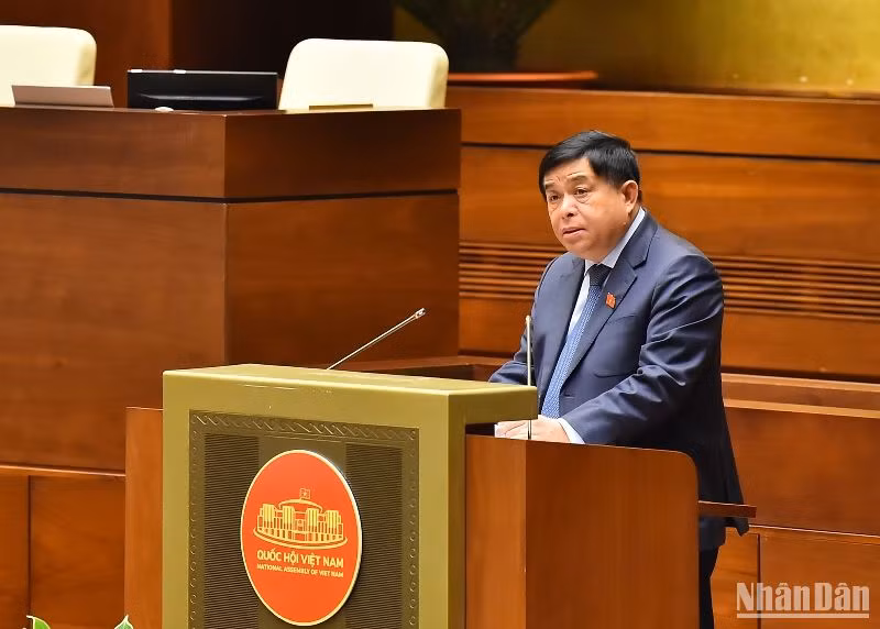Bộ trưởng Kế hoạch và Đầu tư Nguyễn Chí Dũng trình bày Tờ trình về việc điều chỉnh chủ trương đầu tư dự án. (Ảnh: THỦY NGUYÊN)