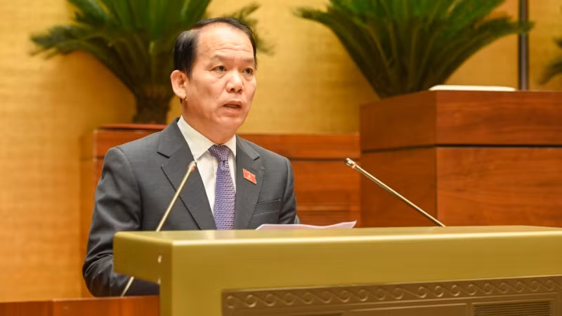 Chủ nhiệm Ủy ban Pháp luật và Tư pháp Hoàng Thanh Tùng trình bày Báo cáo thẩm tra. (Ảnh: BÙI GIANG)