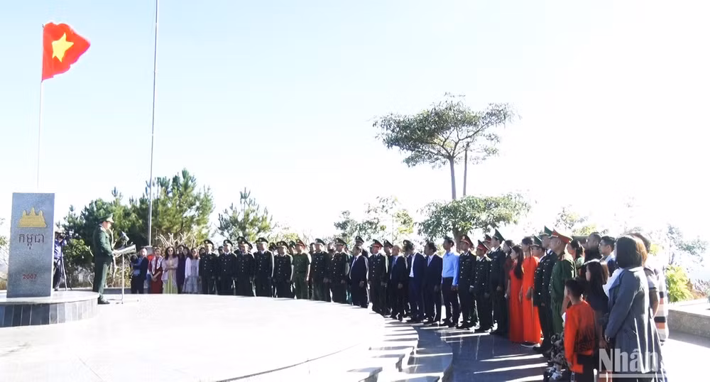 Lãnh đạo và đông đảo nhân dân tỉnh Kon Tum tại Lễ chào cờ chủ quyền đầu Xuân Quý Mão 2023.