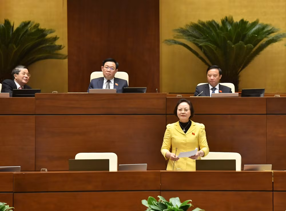 Bộ trưởng Nội vụ Phạm Thị Thanh Trà phát biểu giải trình, làm rõ một số vấn đề đại biểu Quốc hội nêu. (Ảnh: ĐĂNG KHOA)