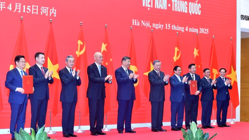 Các đồng chí lãnh đạo hai nước Việt Nam và Trung Quốc và các đại biểu thực hiện nghi thức khởi động cơ chế hợp tác đường sắt Việt Nam-Trung Quốc. (Ảnh: ĐĂNG KHOA)