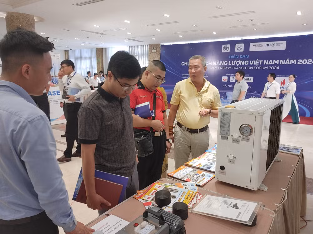 Tham quan các mô hình công nghệ mới, tiết kiệm năng lượng bên lề diễn đàn. (Ảnh: TRUNG HƯNG)