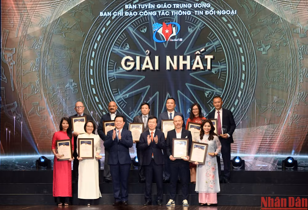 Thường trực Ban Bí thư Võ Văn Thưởng và Trưởng Ban Tuyên giáo Trung ương Nguyễn Trọng Nghĩa trao giải Nhất cho đại diện các nhóm tác giả đạt giải. 