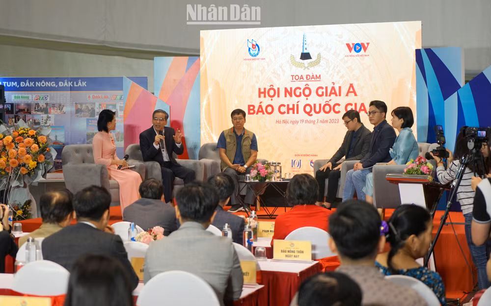 Tọa đàm quy tụ 40 tác giả, nhóm tác giả có tác phẩm đoạt giải A Giải Báo chí quốc gia trong 5 năm từ 2017-2021, cùng lãnh đạo các cơ quan thông tấn, báo chí. (Ảnh: TRUNG HƯNG)