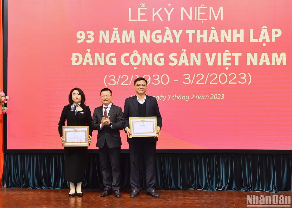 Đồng chí Lê Quốc Minh trao Bằng khen của Đảng ủy Khối các cơ quan Trung ương cho các đảng viên có thành tích hoàn thành xuất sắc nhiệm vụ 5 năm liền (2017-2021) thuộc Đảng bộ Báo Nhân Dân. (Ảnh: THỦY NGUYÊN)