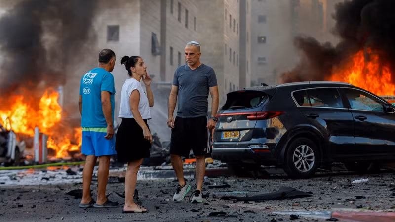 Một khu vực ở Ashkelon, Israel hứng chịu thiệt hại sau đợt phóng tên lửa từ Dải Gaza, ngày 7/10/2023. (Ảnh: Reuters) 