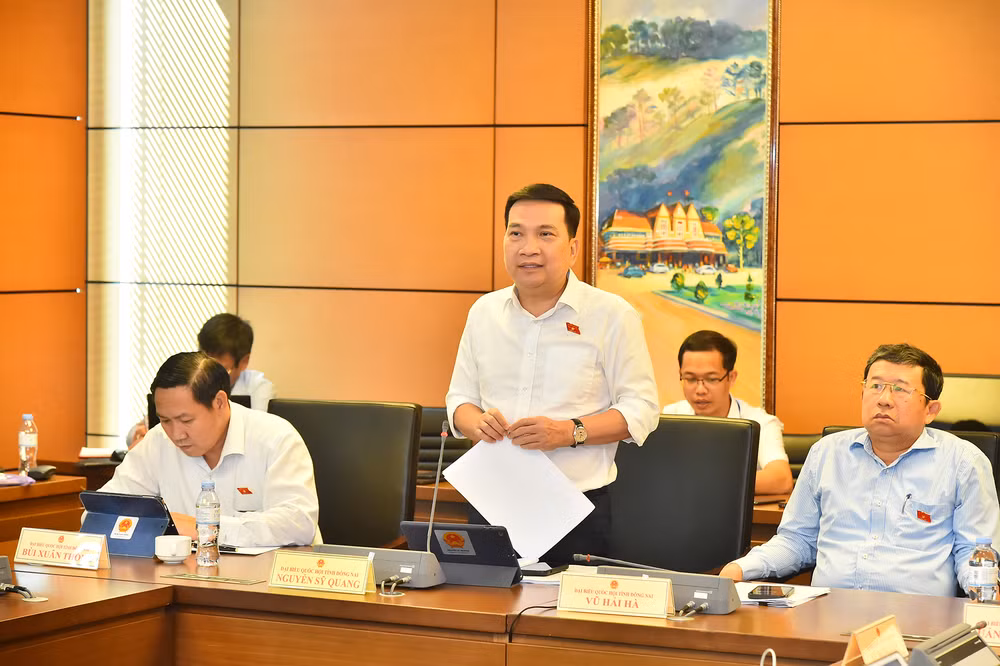 Đại biểu Nguyễn Sỹ Quang (Đồng Nai) phát biểu tại buổi thảo luận tổ tại Tổ 6. (Ảnh: THỦY NGUYÊN)