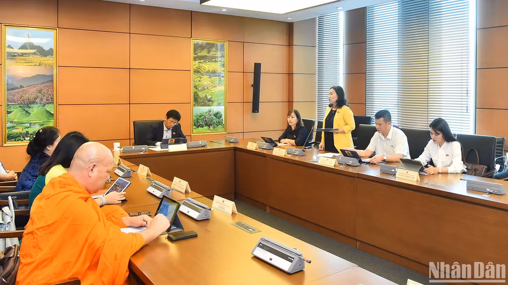 Quang cảnh thảo luận tại Tổ 6, sáng 10/11. (Ảnh: THỦY NGUYÊN) 