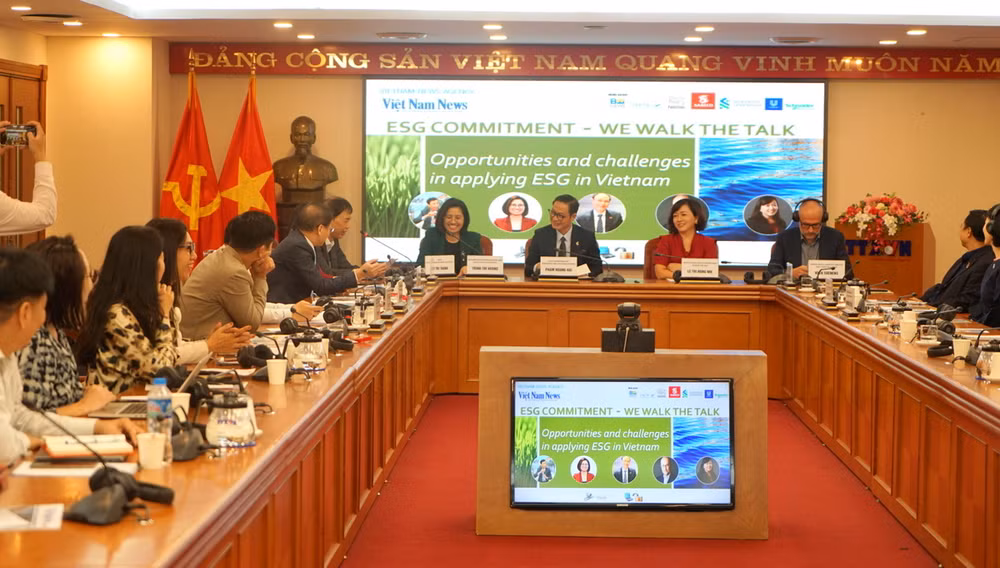 Các chuyên gia, diễn giả tại tọa đàm. (Ảnh: TRUNG HƯNG) Các chuyên gia, diễn giả tại tọa đàm. (Ảnh: TRUNG HƯNG)