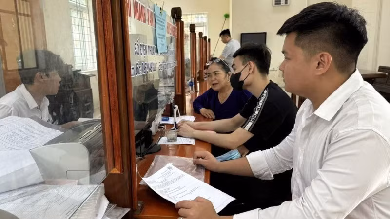Người dân thực hiện các thủ tục hành chính. (Ảnh minh họa: TTXVN) 