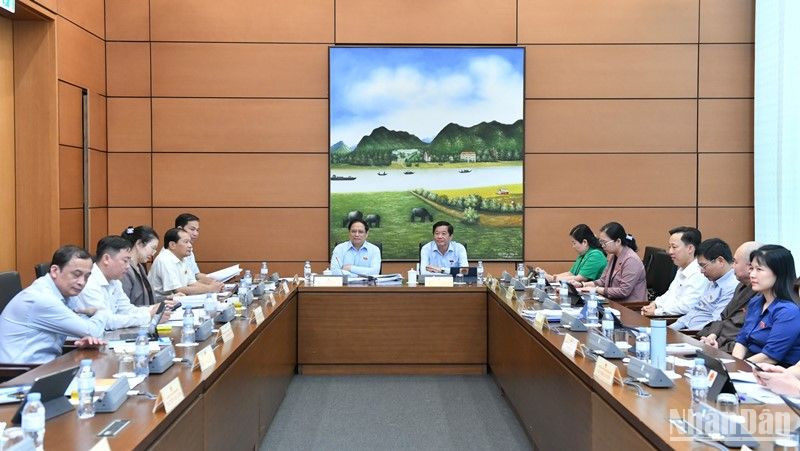 Quang cảnh buổi họp tại tổ, sáng 24/10 của Đoàn đại biểu Quốc hội các tỉnh Điện Biên, Bình Định, Vĩnh Long và thành phố Cần Thơ. (Ảnh: ĐĂNG KHOA)