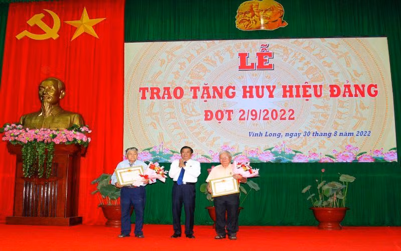 Bí thư Tỉnh ủy Vĩnh Long Bùi Văn Nghiêm trao Hiệu Đảng cho 2 đảng viên 60 năm tuổi Đảng. 