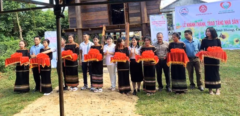 Lãnh đạo Hội Từ tâm Đắk Lắk, Sở Văn hóa-Thể thao và Du lịch tỉnh Đắk Lắk và Ủy ban nhân dân xã Dray Bhăng cùng các đơn vị tài trợ cắt băng khánh thành nhà sàn tình nghĩa tặng cho đồng bào Ê Đê buôn Hra Ea Hning.