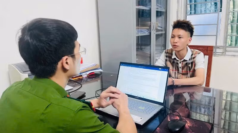 Đối tượng Đặng Duy Hưng tại cơ quan điều tra.