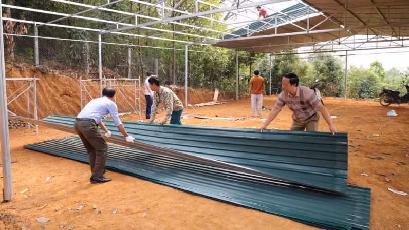 Người dân xã Yên Kiện tự nguyện tháo dỡ các công trình vi phạm.