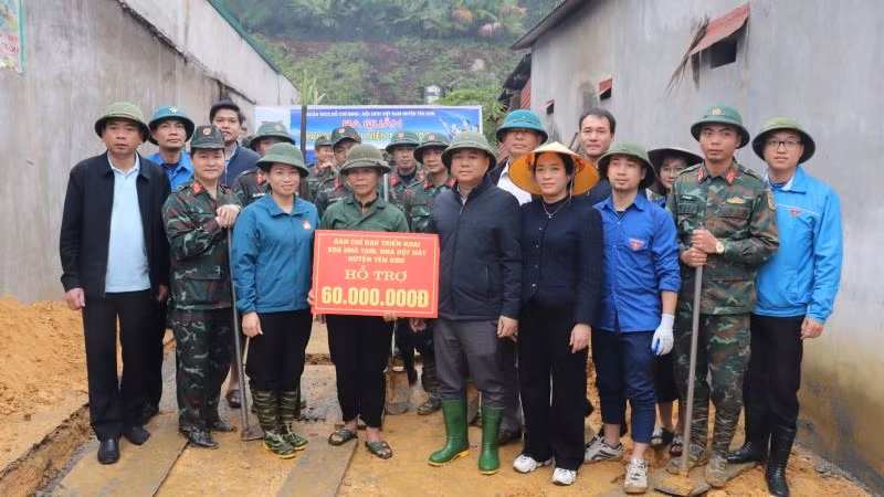 Ban chỉ đạo xóa nhà tạm, nhà dột nát huyện Yên Sơn trao hỗ trợ làm nhà cho hộ gia đình tại xã Chân Sơn.