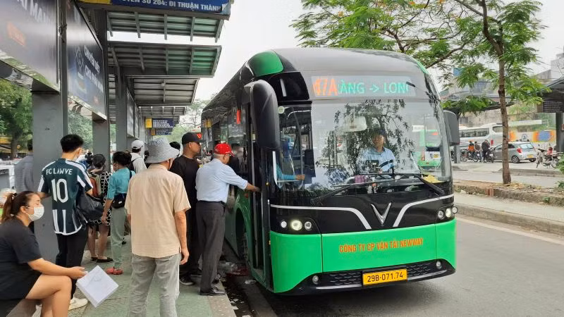 Hành khách ngày càng quan tâm và lựa chọn xe buýt làm phương tiện di chuyển.
