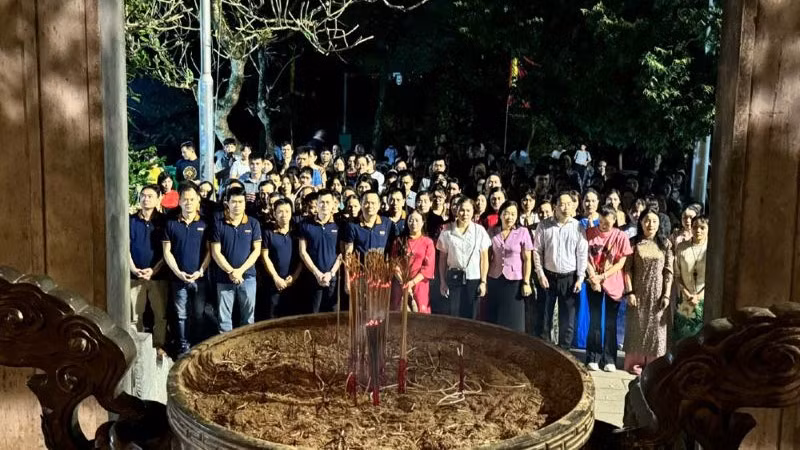 Du khách dâng hương tại Đền Thượng.