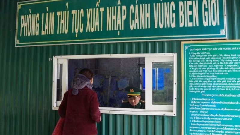 Người dân làm thủ tục qua cửa khẩu phụ Thông Thụ-Nậm Táy.