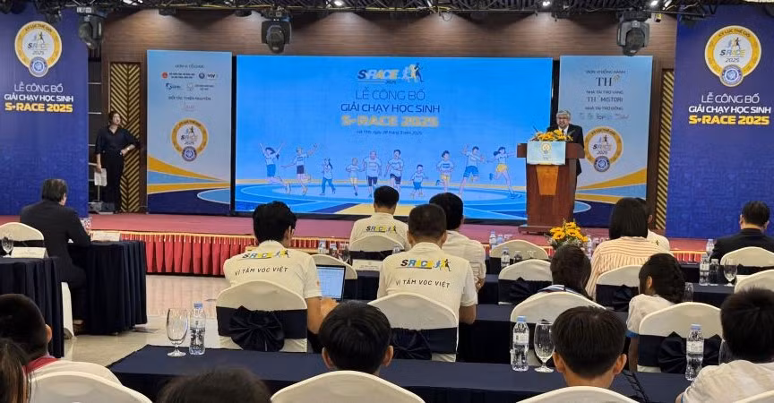 Đại diện các đơn vị tổ chức, đồng hành cùng giải chạy thông tin về quy mô, ý nghĩa của Giải chạy học sinh S - RACE 2025.
