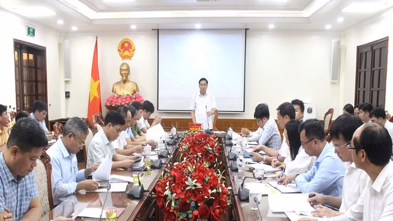 Phó Chủ tịch Thường trực Ủy ban nhân dân tỉnh Hà Nam Nguyễn Anh Chức phát biểu kết luận Hội nghị nghe báo cáo công tác cung rước, tôn trí xá lợi Đức Phật tại chùa Tam Chúc.