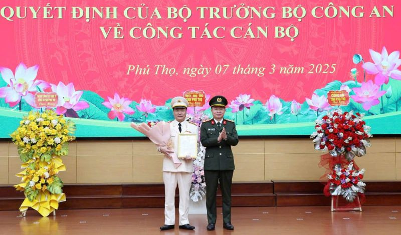 Lãnh đạo Công an tỉnh Phú Thọ trao Quyết định và tặng hoa chúc mừng Thượng tá Bùi Quang Khoa.