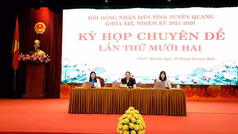 Các đồng chí Chủ tọa kỳ họp.