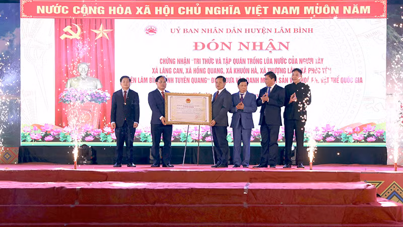 Lãnh đạo Ủy ban nhân dân tỉnh Tuyên Quang trao Bằng chứng nhận di sản cho lãnh đạo huyện Lâm Bình và lãnh đạo Ủy ban nhân dân thị trấn Lăng Can. 