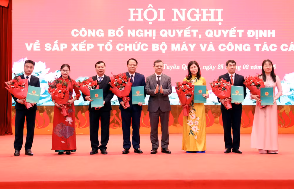 Chủ tịch UBND tỉnh Tuyên Quang Nguyễn Văn Sơn trao Quyết định của UBND tỉnh bổ nhiệm cán bộ giữ chức vụ lãnh đạo, quản lý các sở của tỉnh.