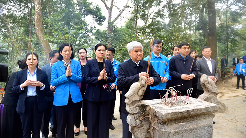 Đồng chí Đỗ Văn Chiến và các đại biểu dâng hương tại Lán Nà Nưa.