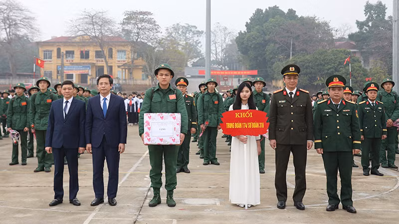 Lãnh đạo Công an tỉnh, lãnh đạo Ban Chỉ huy Quân sự tỉnh và lãnh đạo thành phố Tuyên Quang tặng quà động viên tân binh lên đường nhập ngũ.