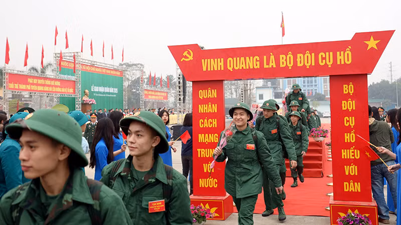 Thanh niên Tuyên Quang hăng hái lên đường nhập ngũ.